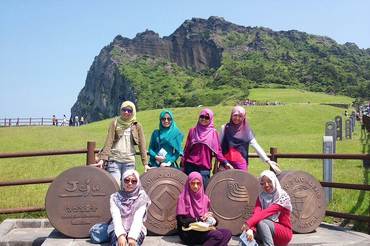 성산일출봉(seongsan illchulbong)
Seongsan Ilchulbong Tuff Cone, a landmark attraction of Jeju, was formed about 5,000 years ago from an eruption of magma on the ocean floor. 